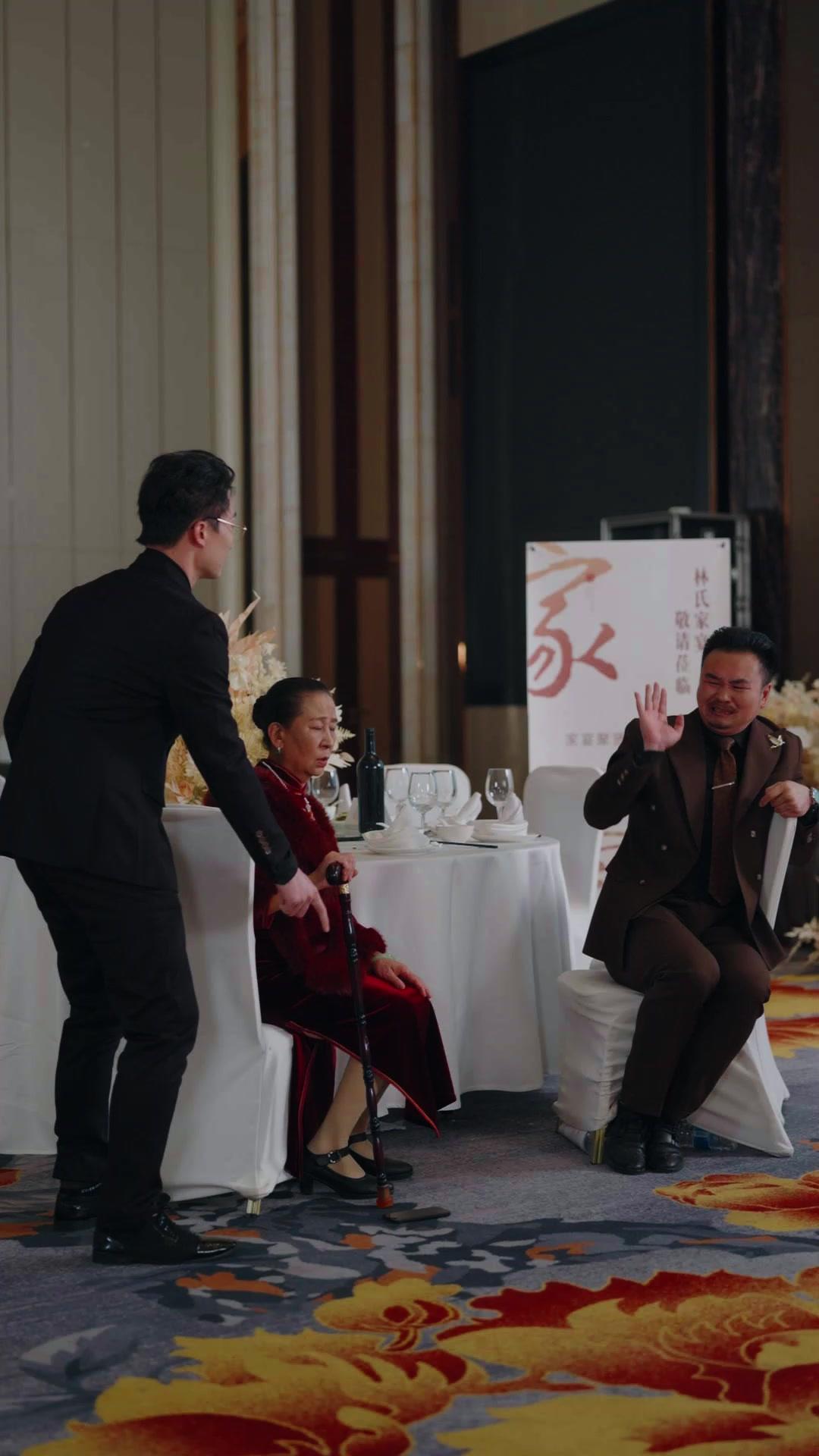 Aile Yemeğinde Masayı Devirdim