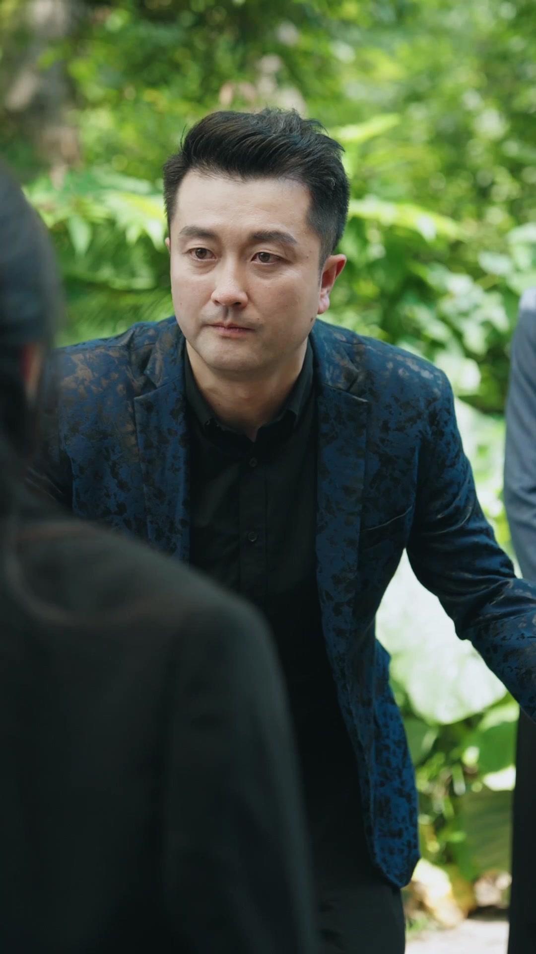 NE JOUEZ PAS AVEC ELLE !