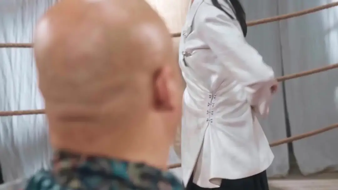 白綾一甩，氣場全開