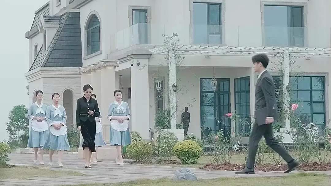 When the Pink Jacket Snatched the White Bag