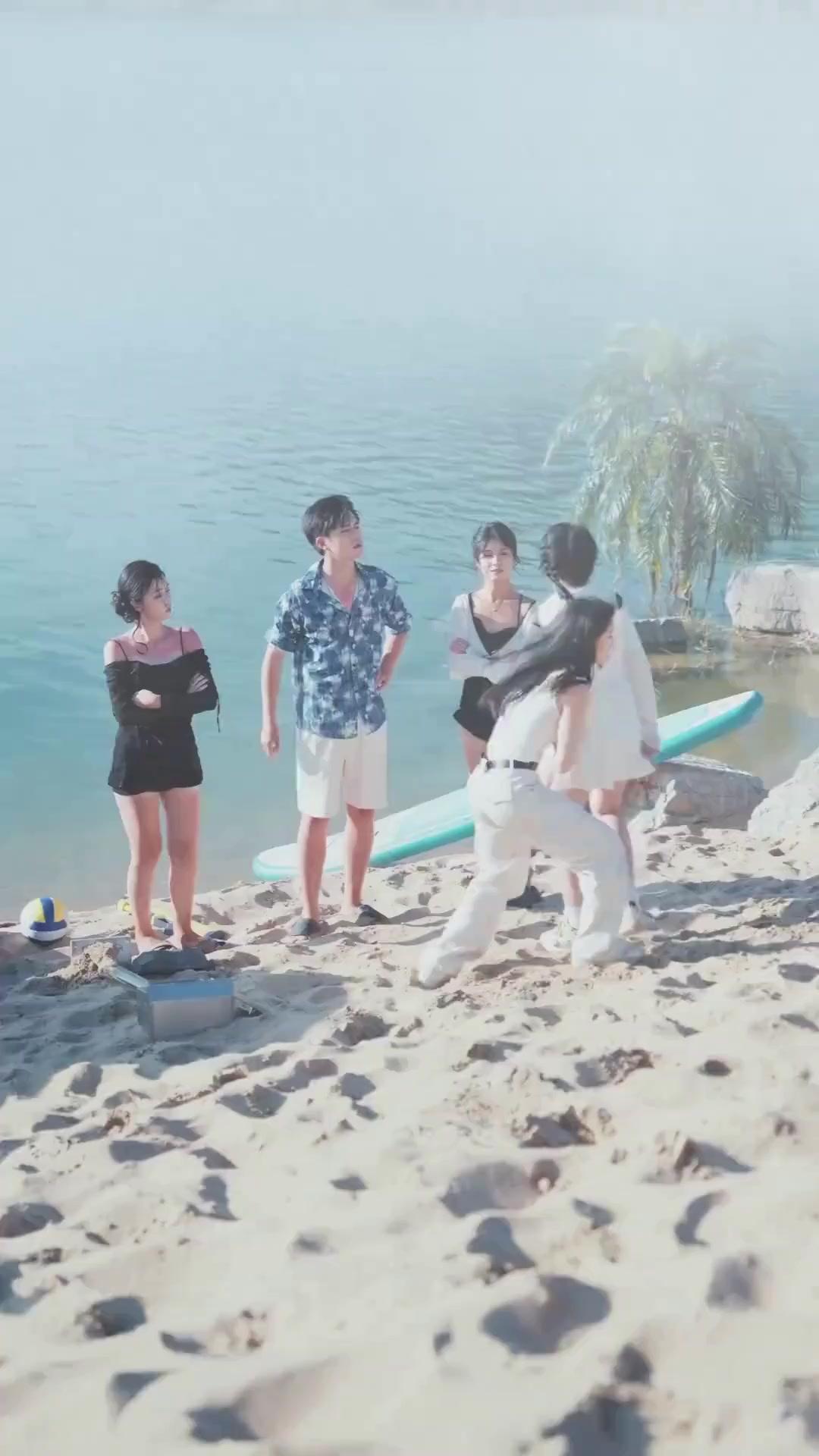 (Doublage) COUREZ ! LE MÉGA-REQUIN APPROCHE !