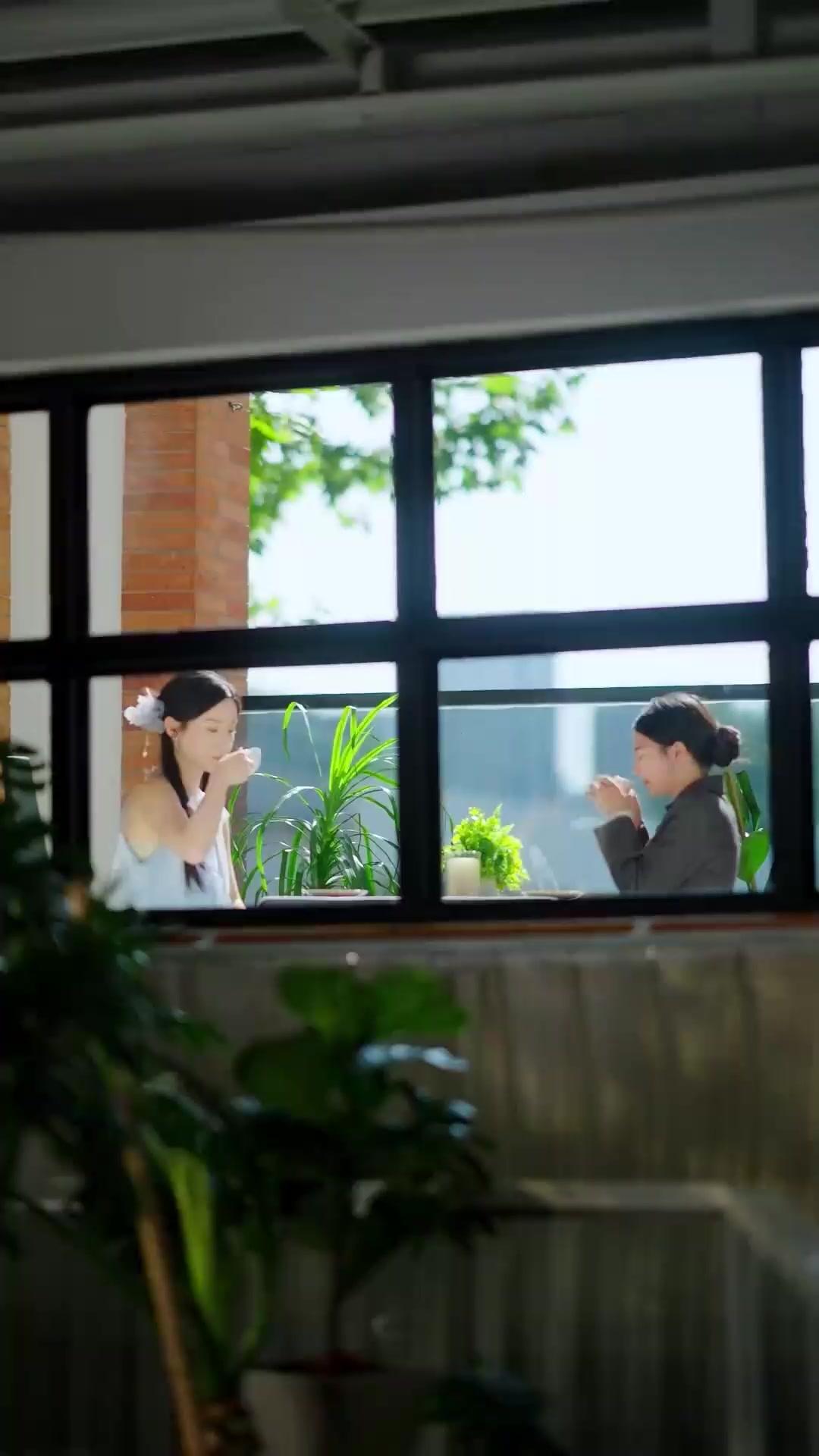 (Dublajlı) Çatlak Aynadan Paris Manzarası