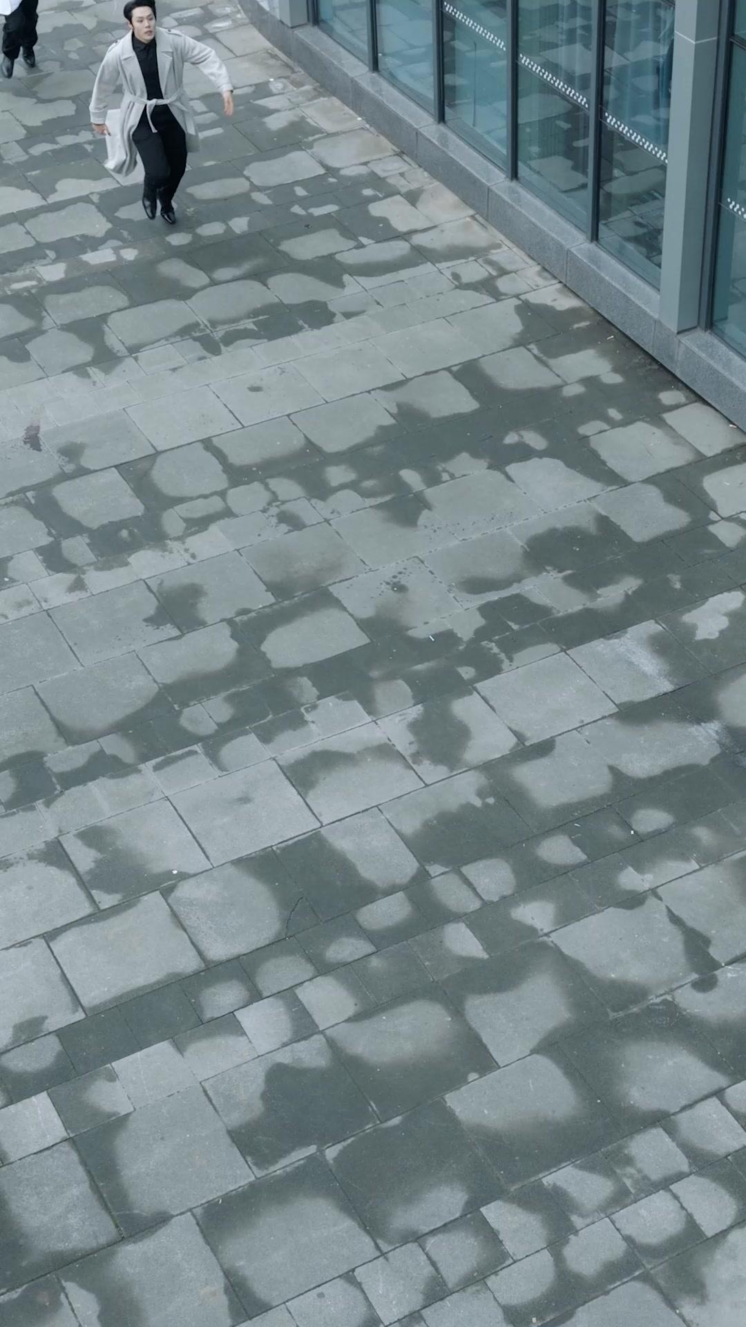 被背叛後，他撿走了我