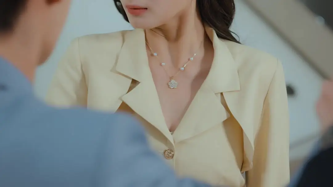 หัวใจถูกรุกล้ำ ความร้อนแรงที่ซ่อนอยู่ใต้ชุดสูทสีครีมของลี่เสวียน