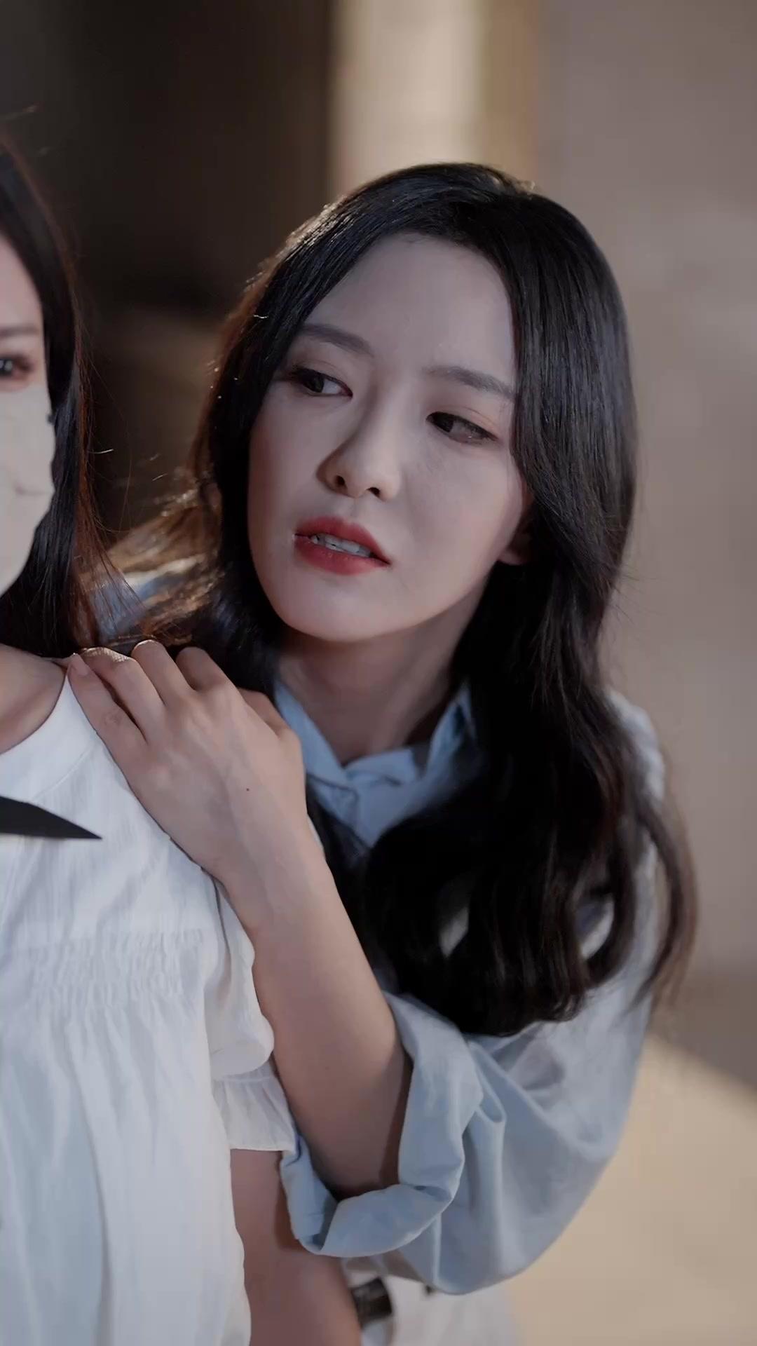 Bayangan Di Balik Senyum Indahmu