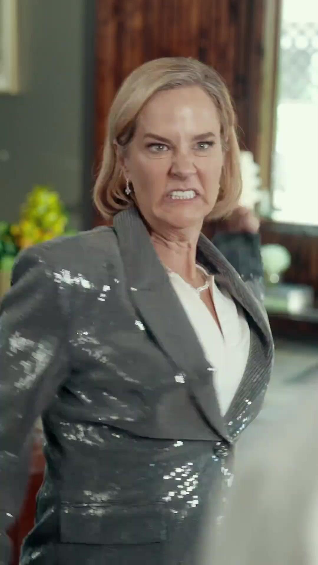 (Doblado) Entre mujeres nos ayudamos