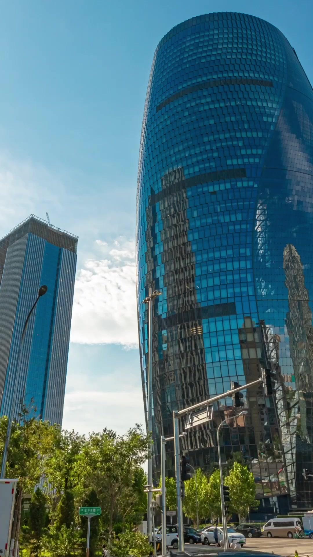 산을 넘어 희망을 찾는 소녀