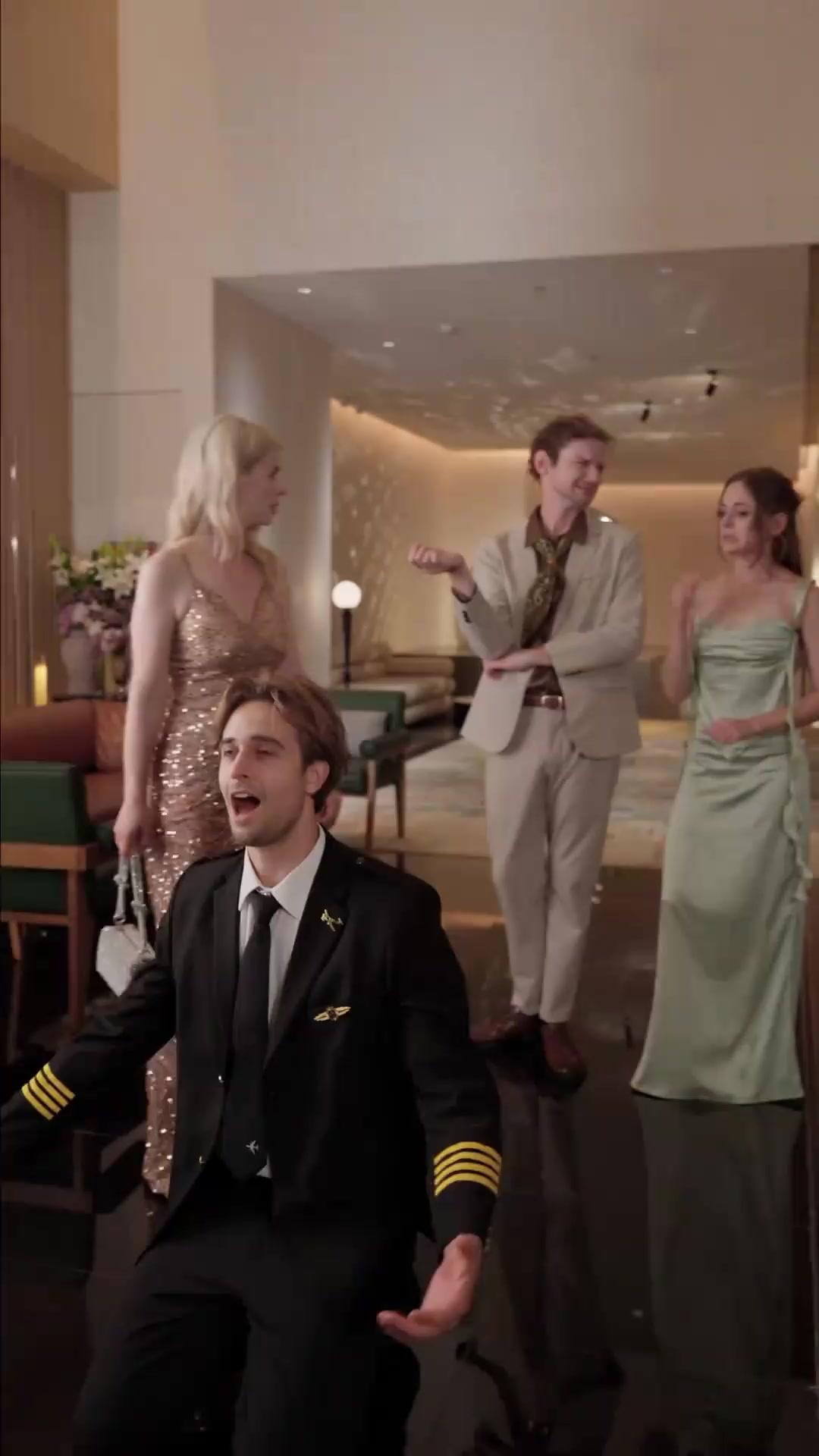 (Doblado) Él no es tu esposo