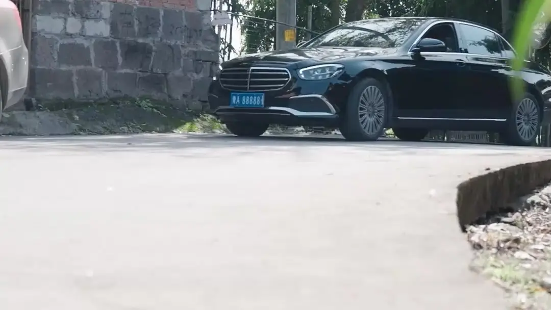 Princess Switch: The Bitter Revenge – The Leather Jacket and the White Dress Collision