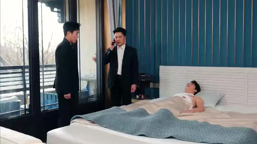 (Dublajlı) Ölümsüz Düştü Dünyaya, Eşim Kara Anka: Yaralı Genç, Kılıç ve Babanın Şaşkın Gözleri