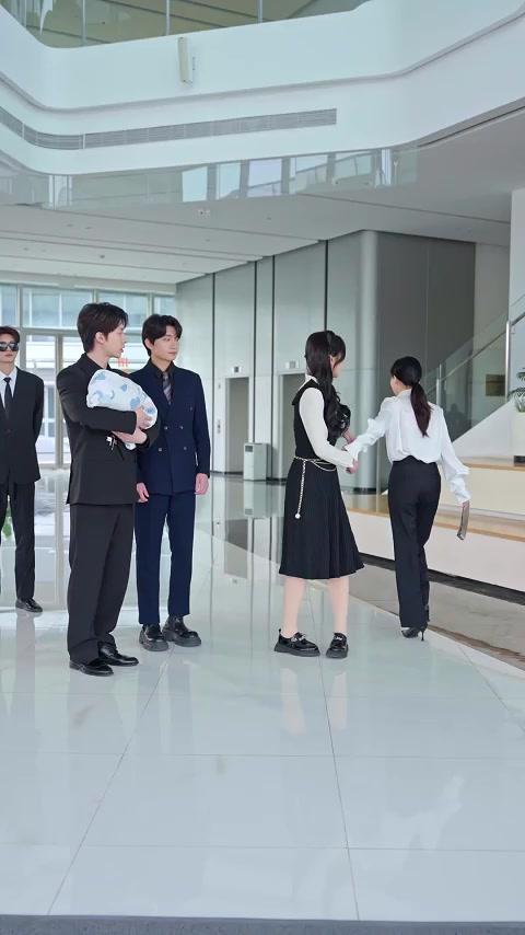 집 앞에 아이가 떨어졌다