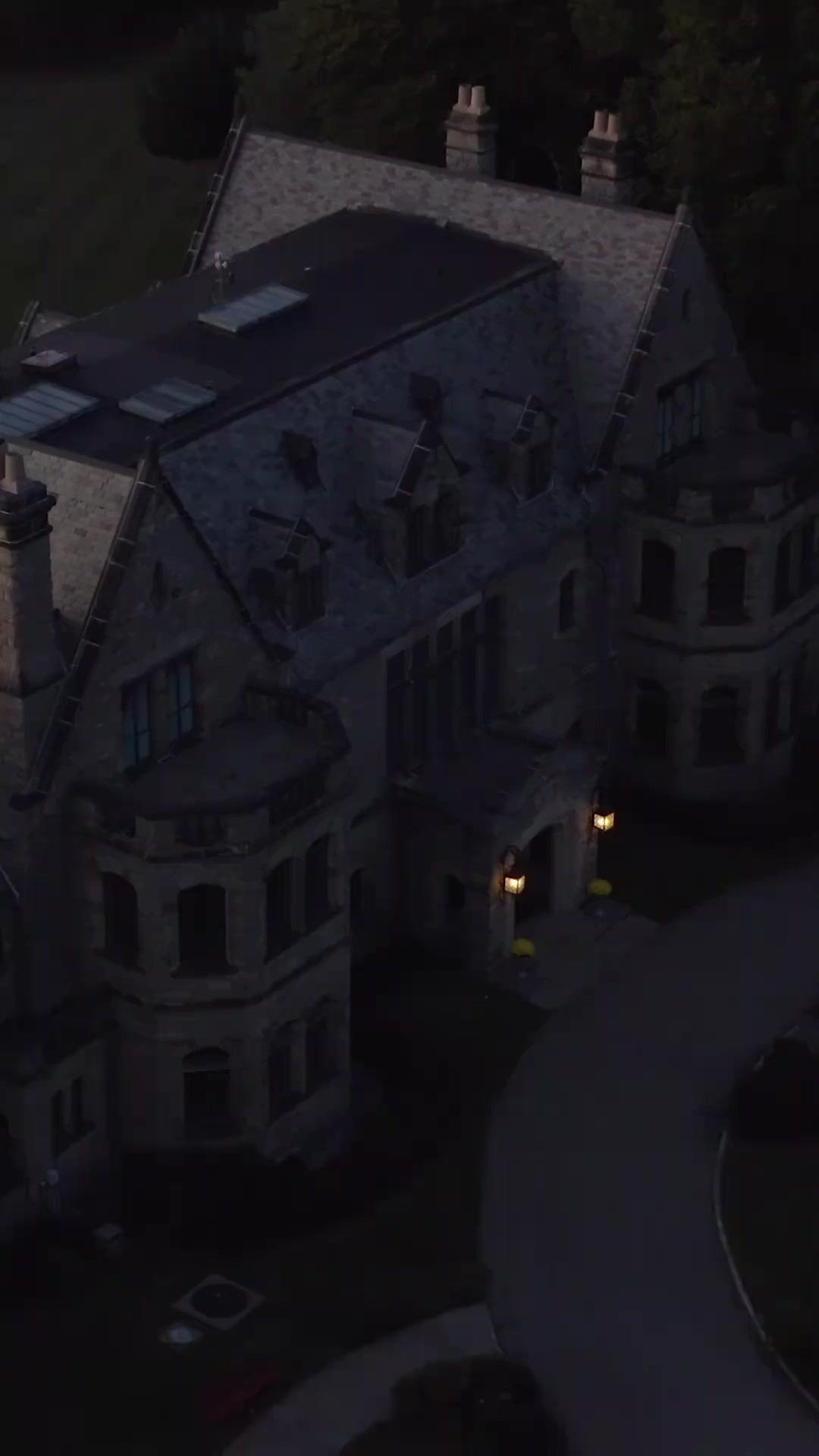 ذئابها الثلاثة