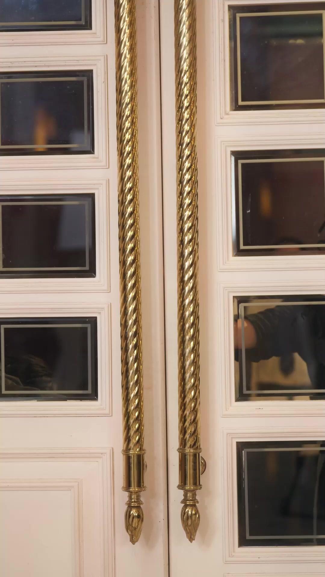 صديقتي المقربة تشهد كيف أصبحت مدللة الزعيم