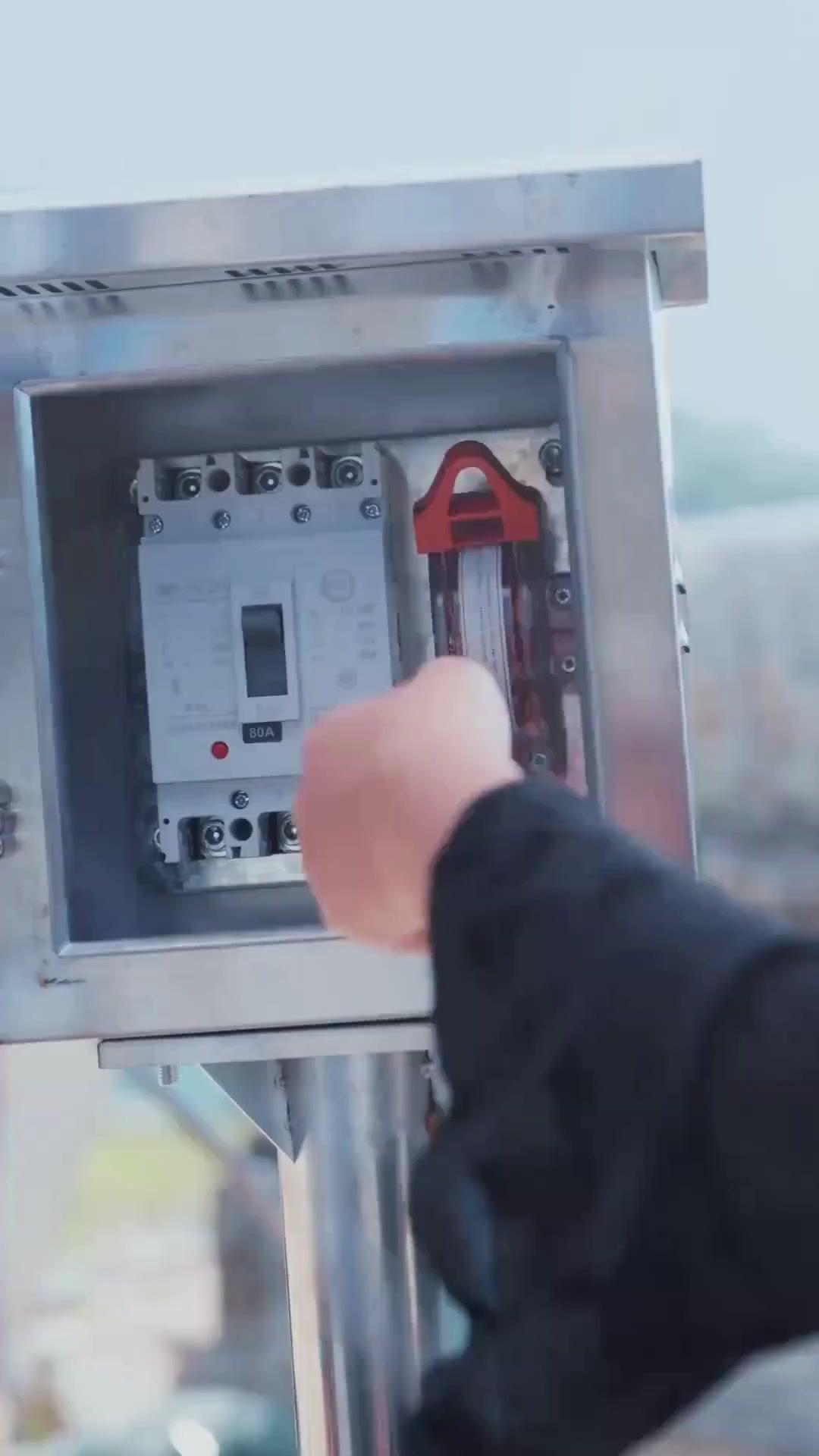 (Doublage) COUREZ ! LE MÉGA-REQUIN APPROCHE !