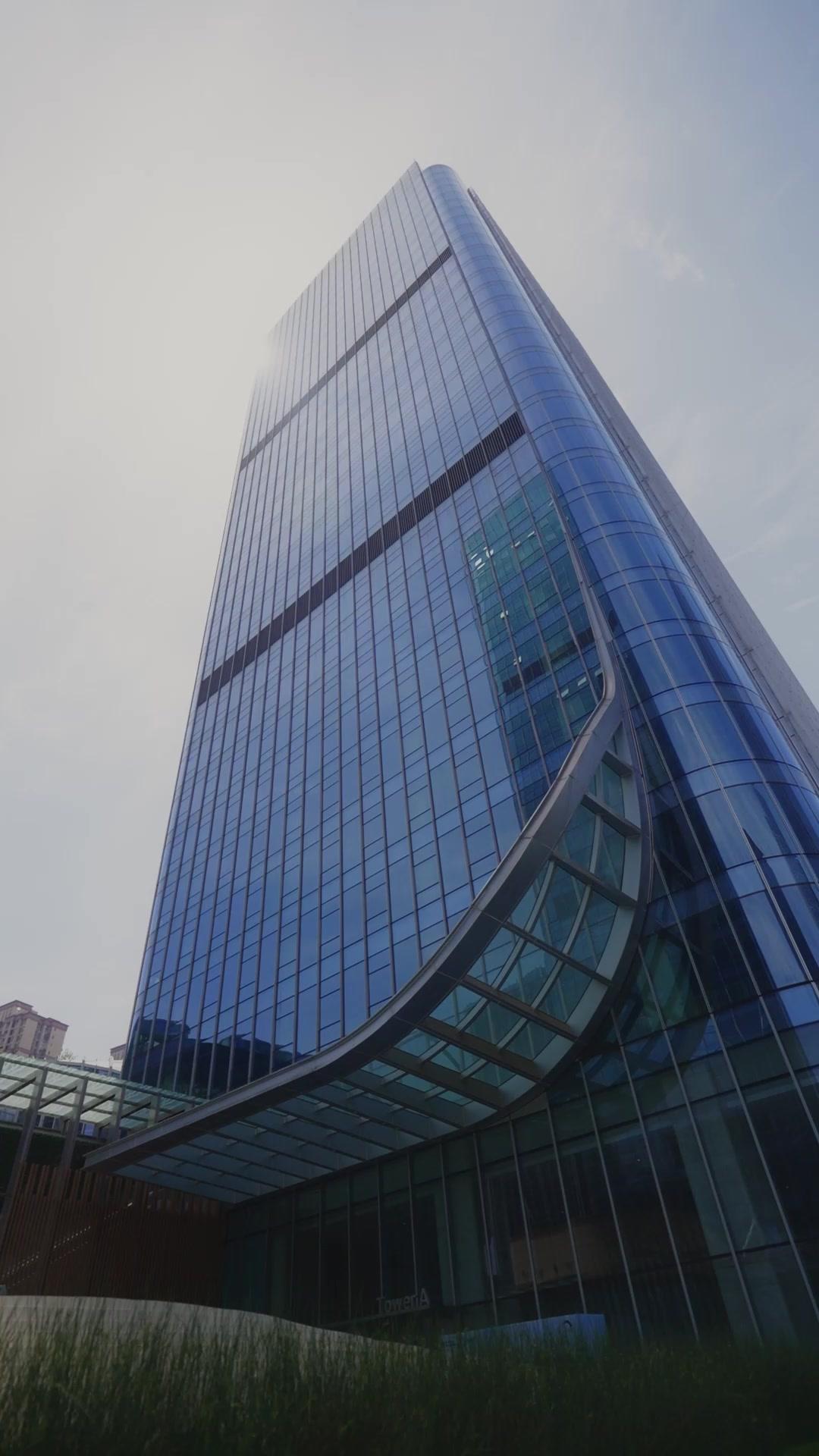 After Switched Fiancé, I Married a Mafia Boss