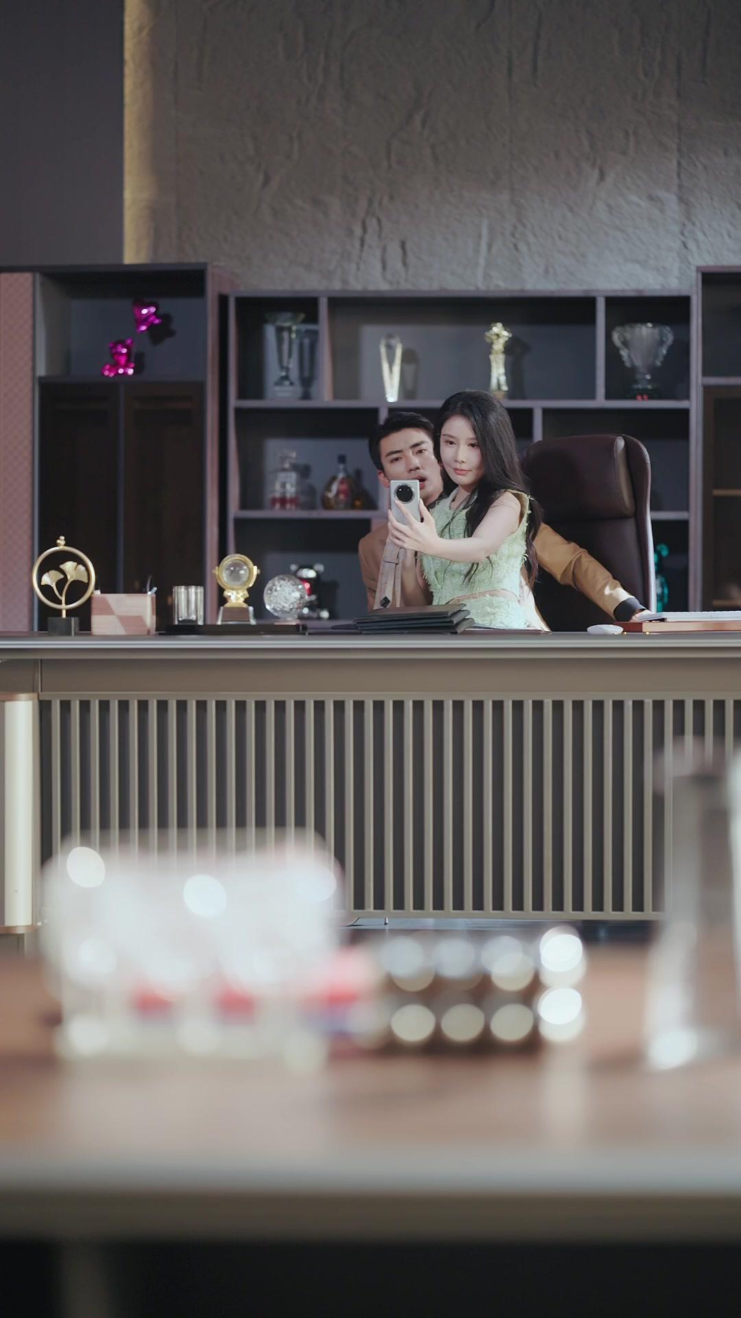 Baru Cerai, Malah Dekat Musuhnya