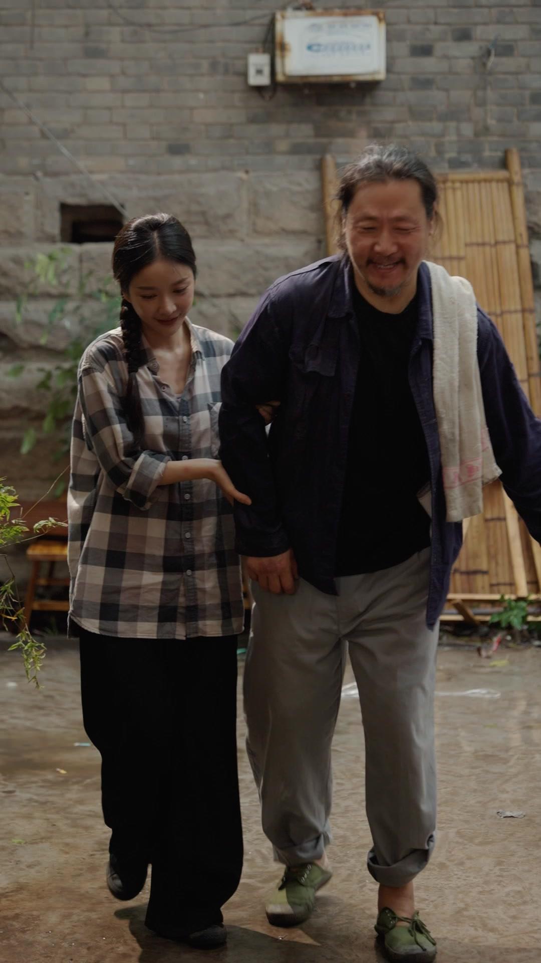 NE JOUEZ PAS AVEC ELLE !