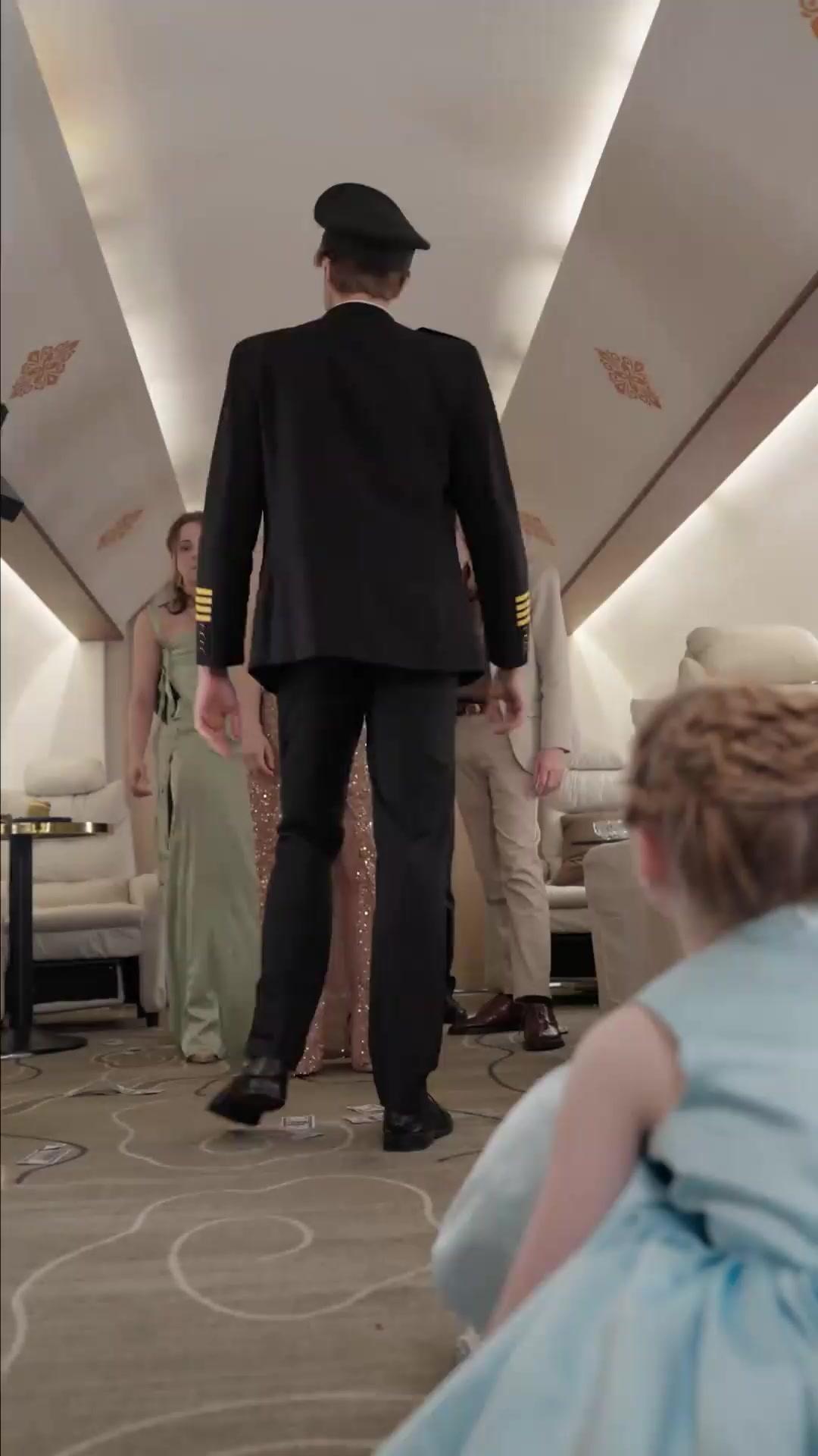 (Doblado) Él no es tu esposo