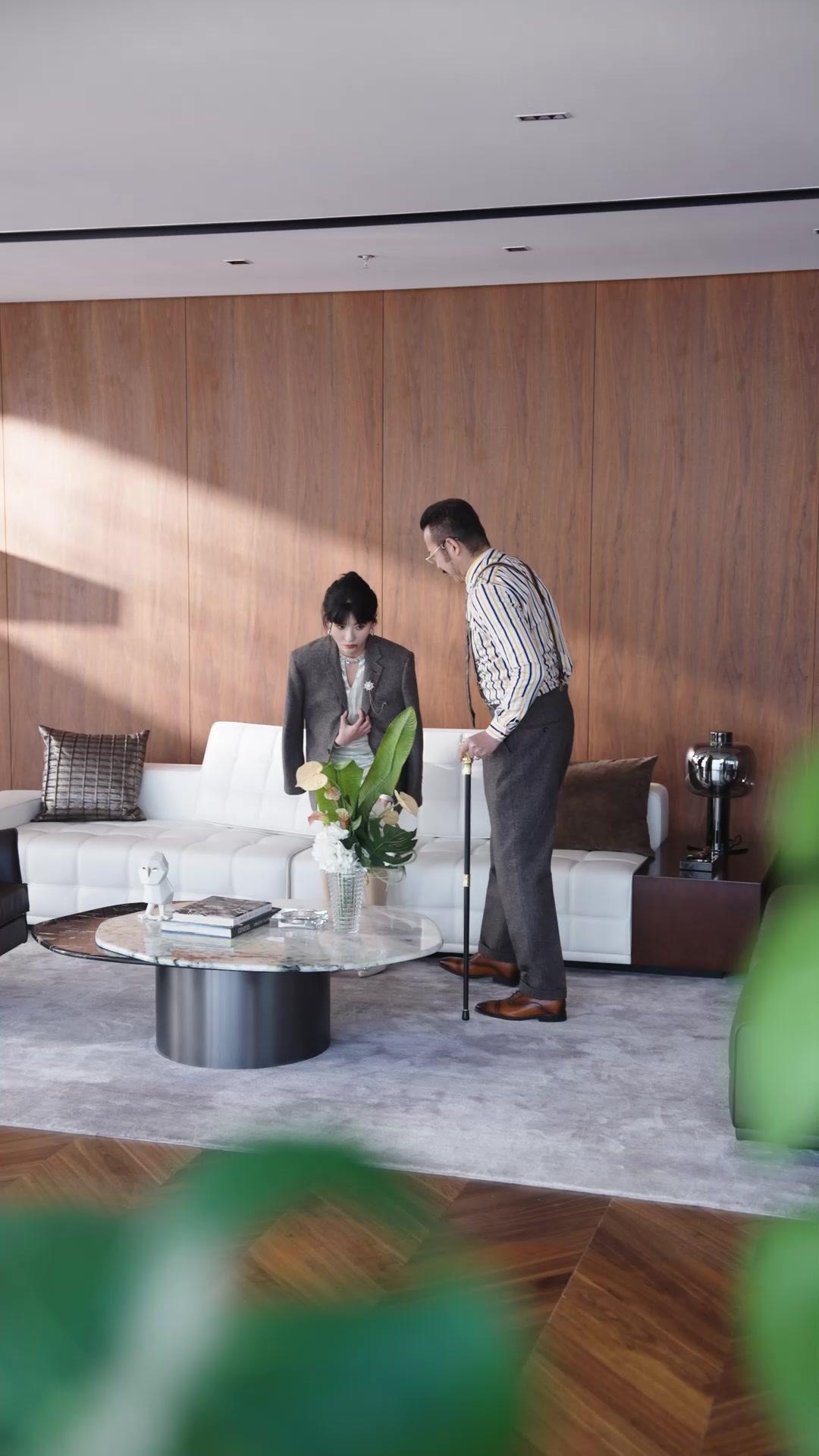 D'AMANT SECRET À PDG À LA MAIN DE FER