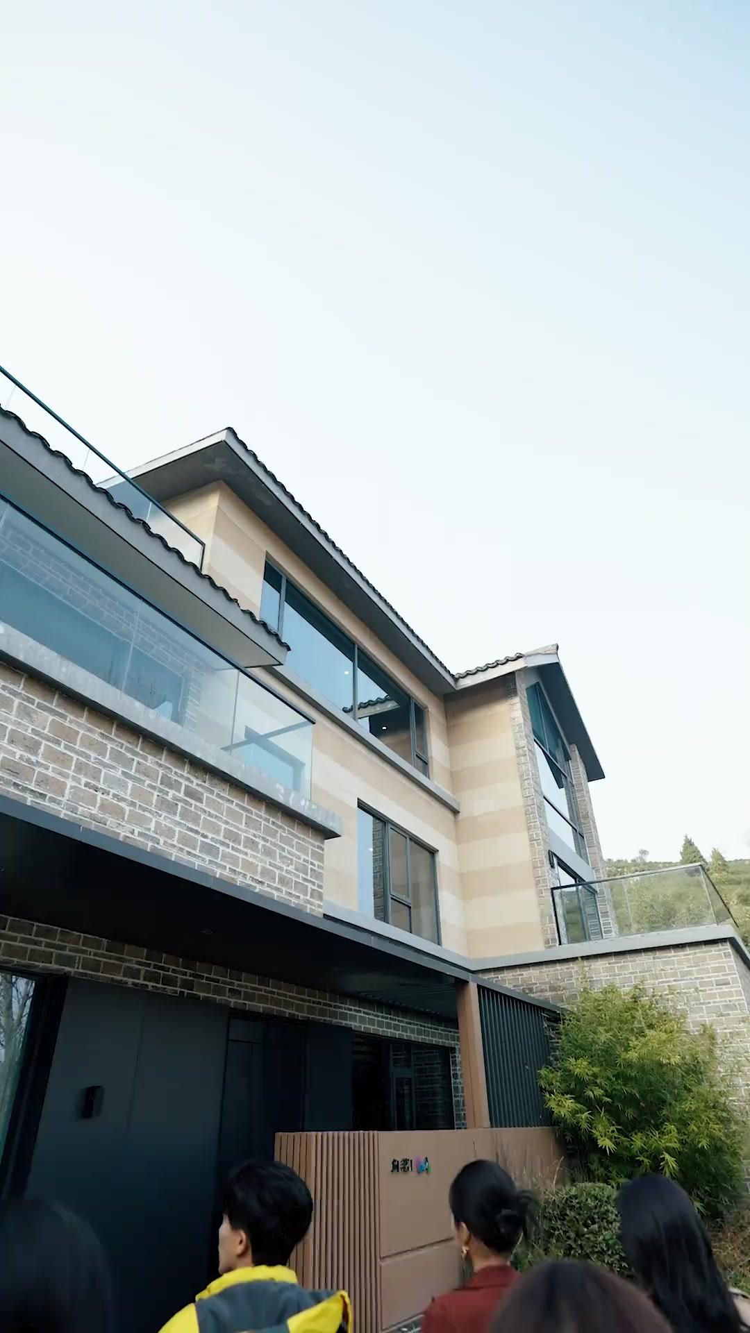 Si Kurir Biasa Jadi Rebutan Wanita