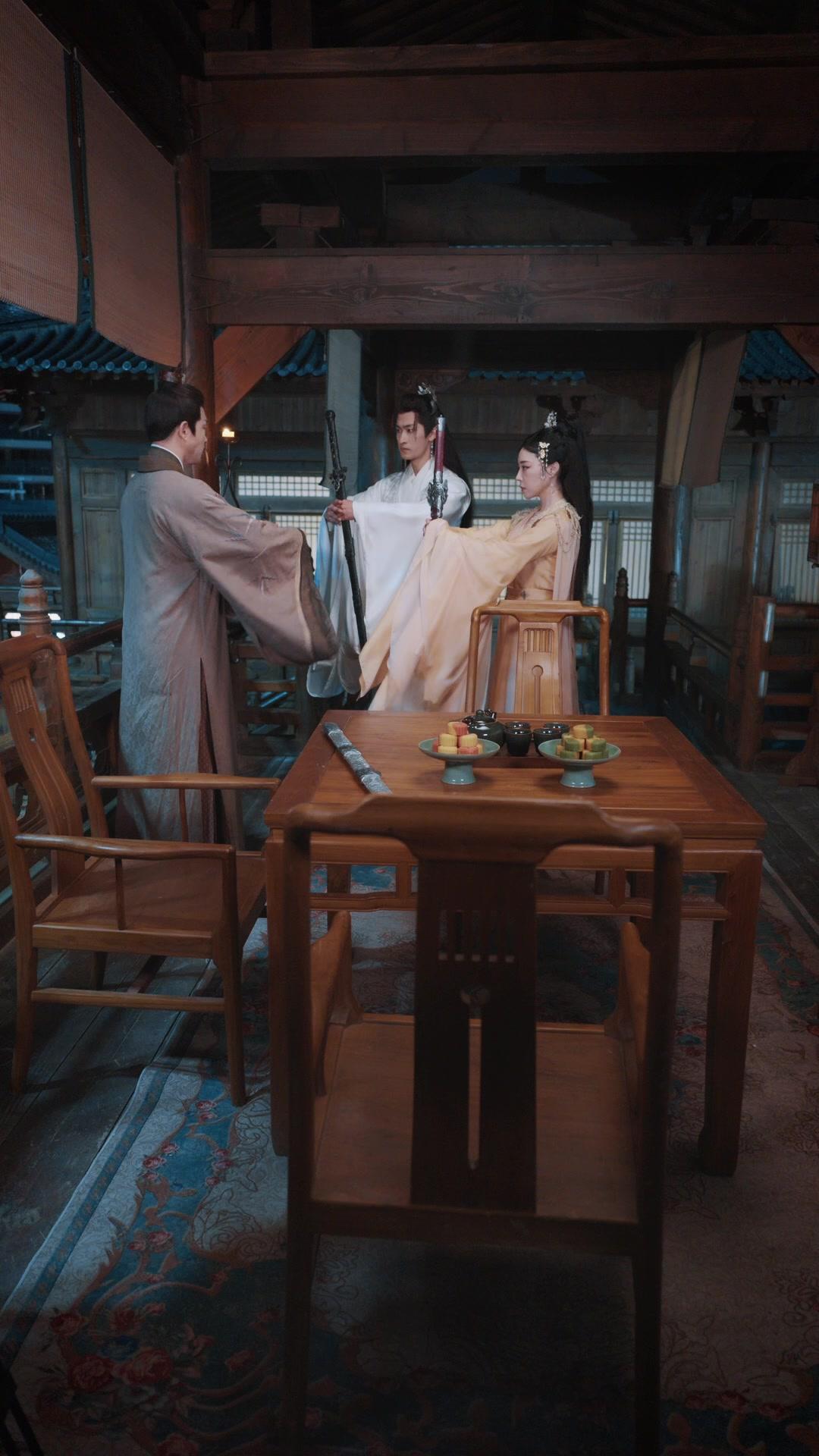 แปดปีใต้เงาสวรรค์