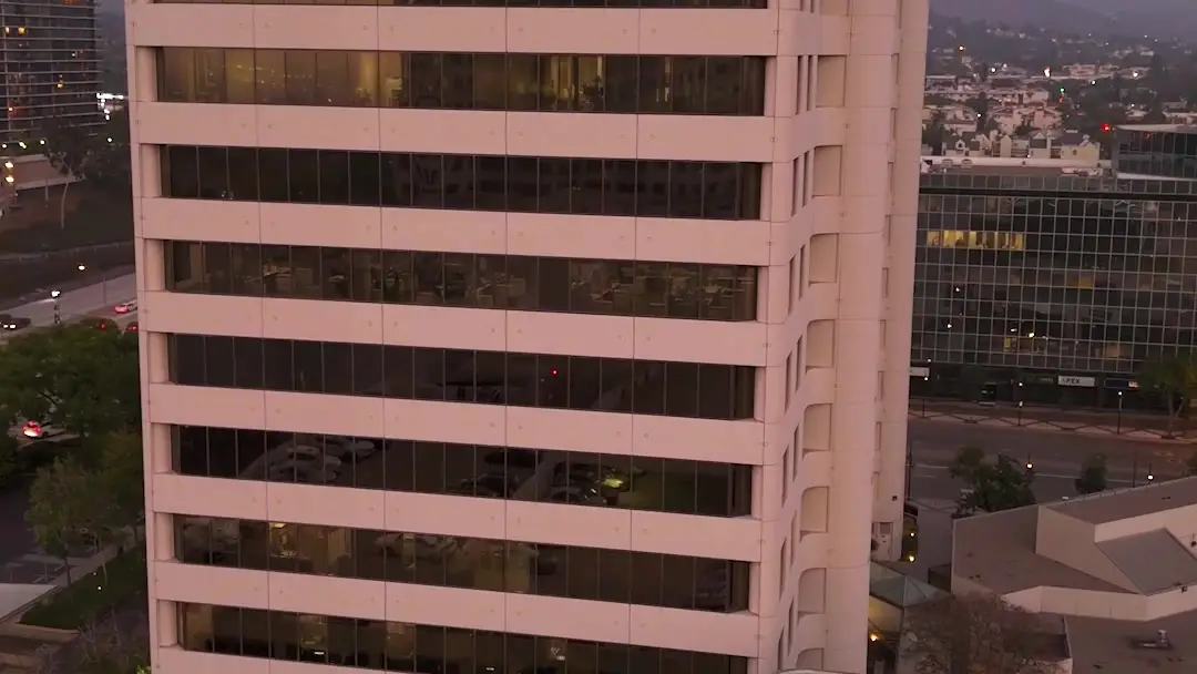 Blind Date with My Boss: When the Decanter Speaks Louder Than Words