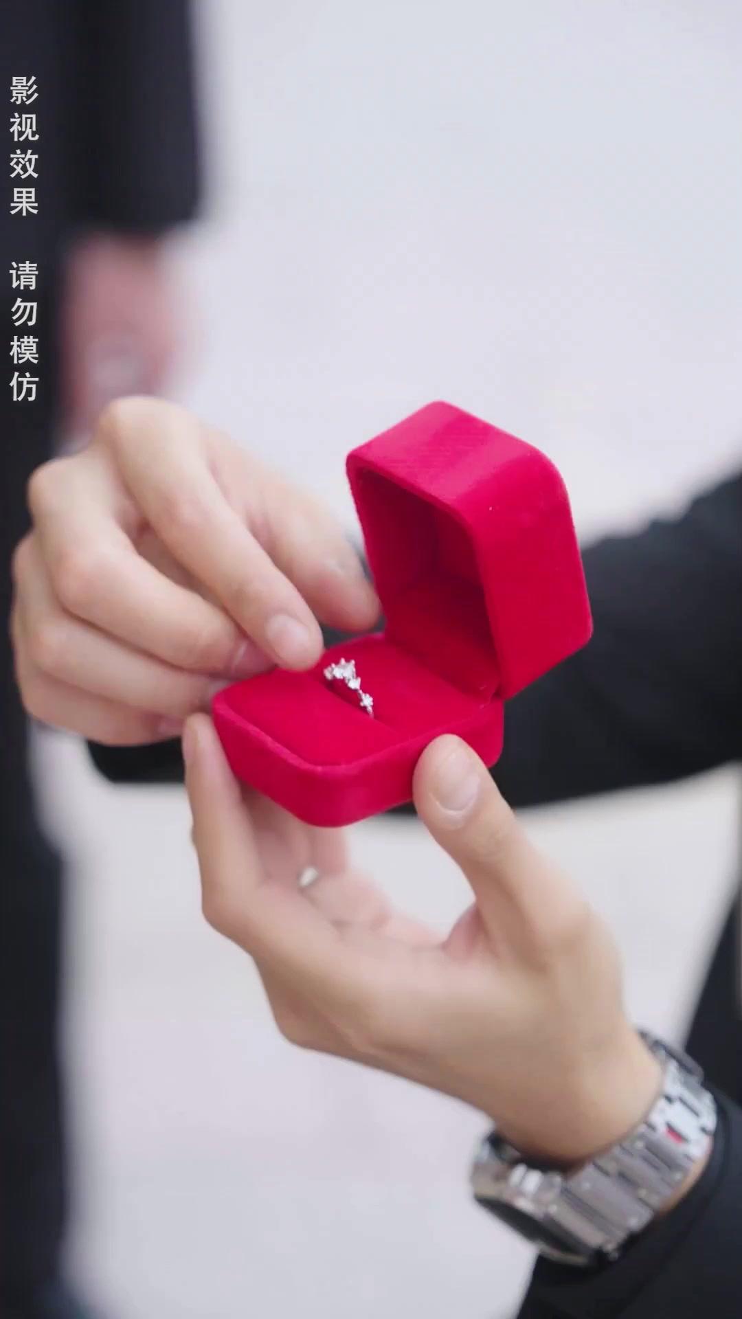 زوجته الحلوة أميرة ثروته؟