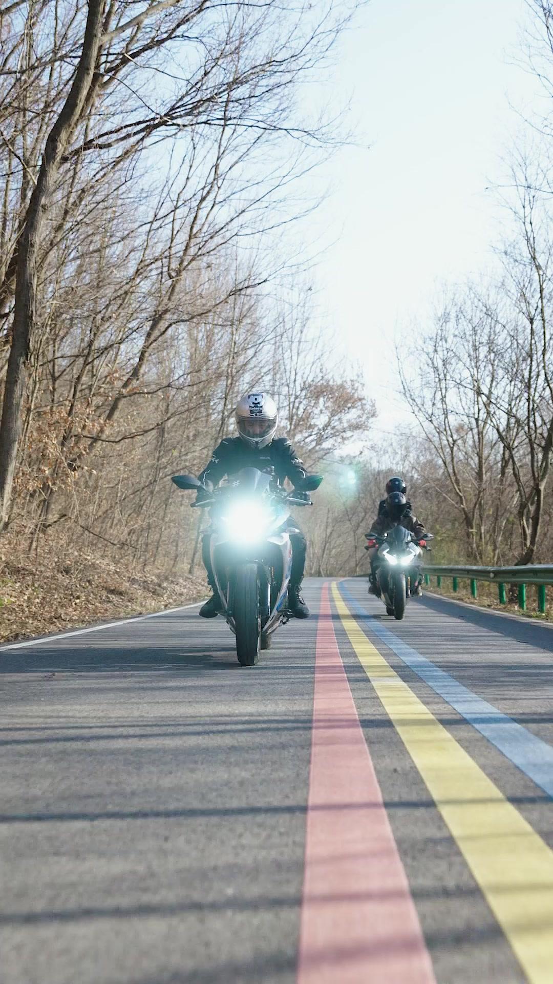 What? 9 Billionaire Sisters!