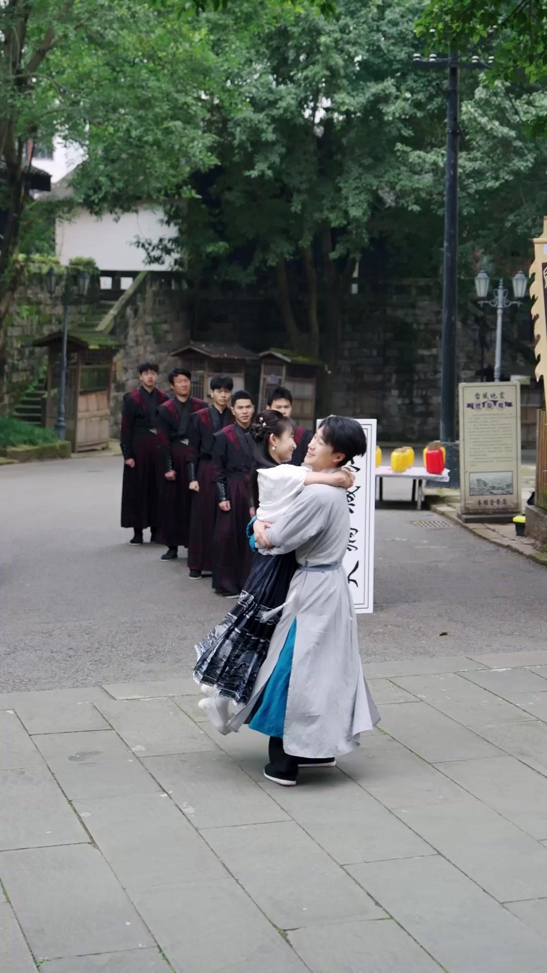 失憶天尊，扮豬吃虎護妻
