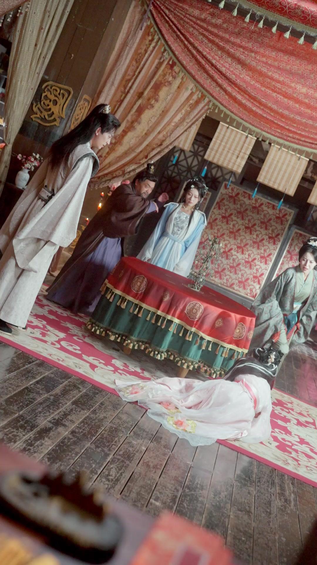 من يلمس الذهب يدفع عمره