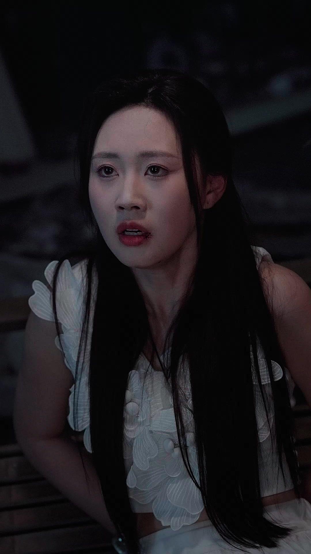 Mawar Di Tapak Tangan - Terlalu Menggoda