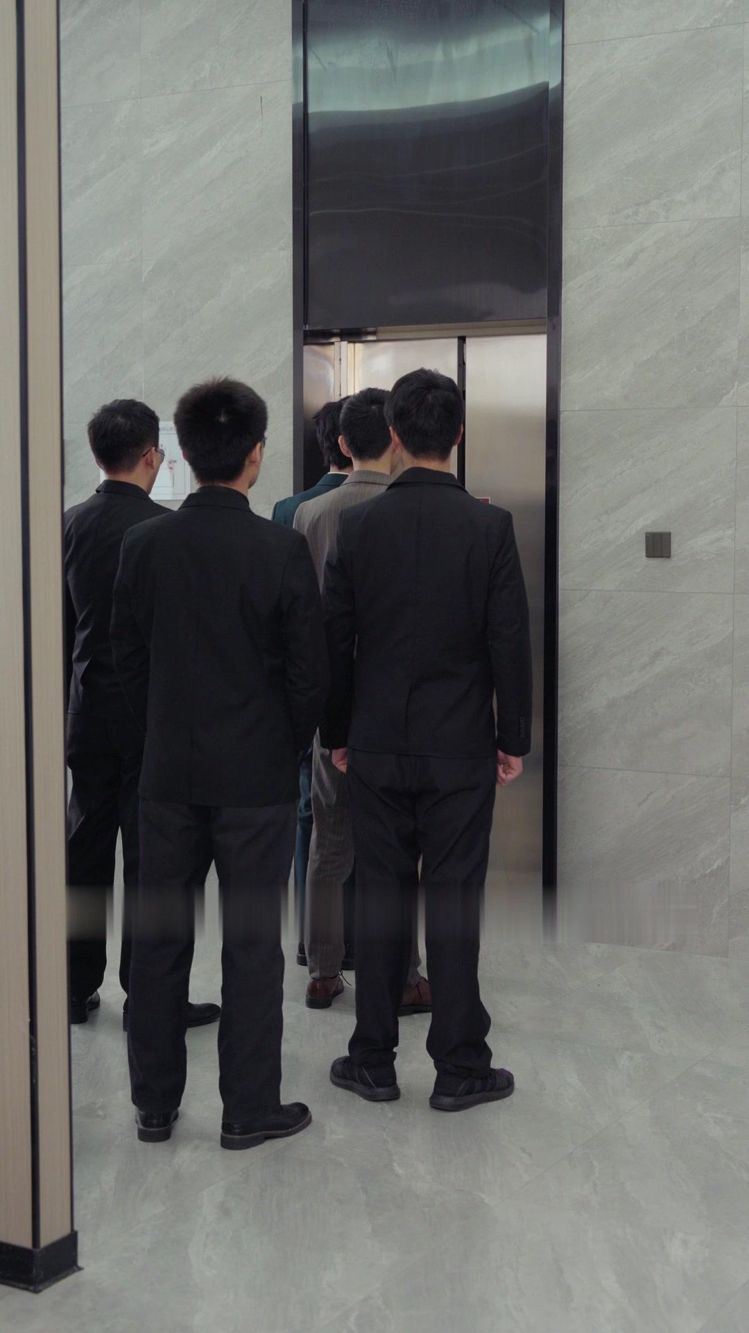 My Assistant Is My Lost Love?