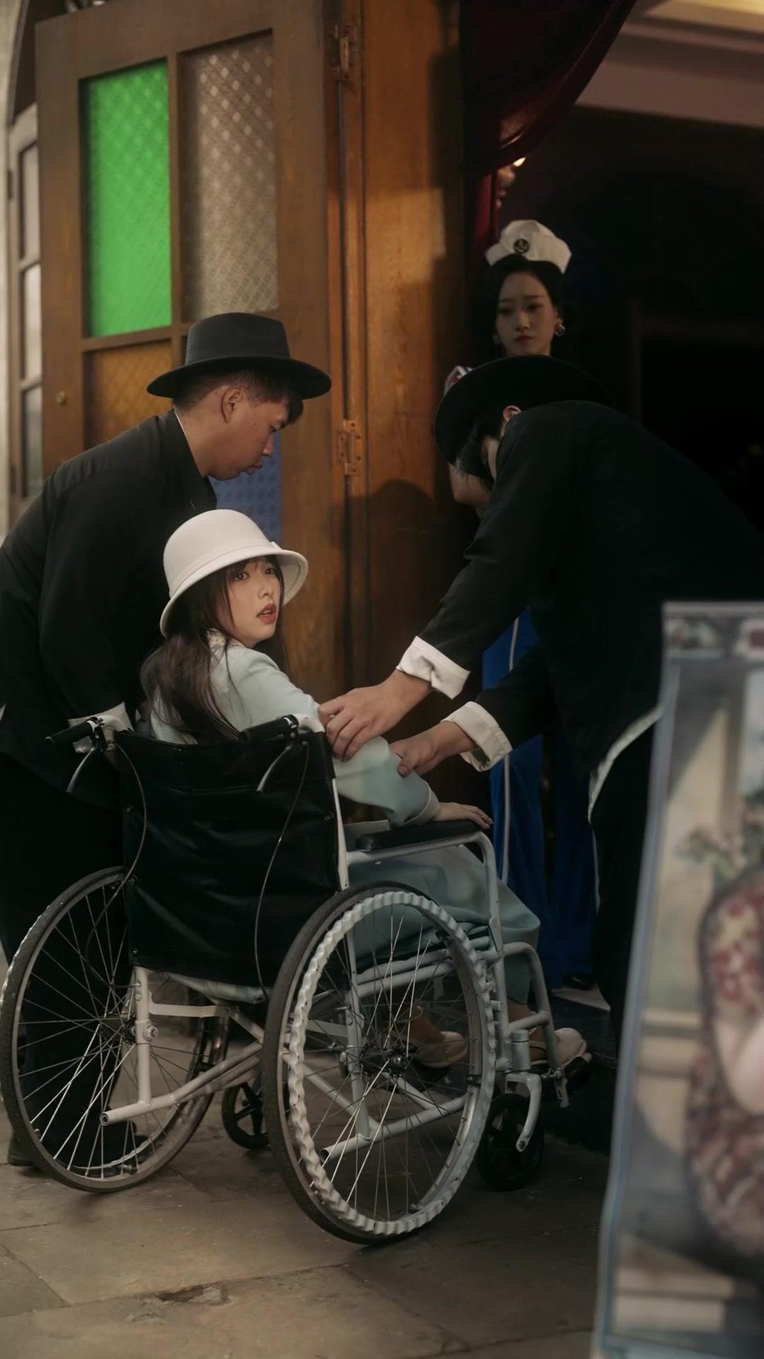 千金墜落風塵，督軍發瘋贖愛