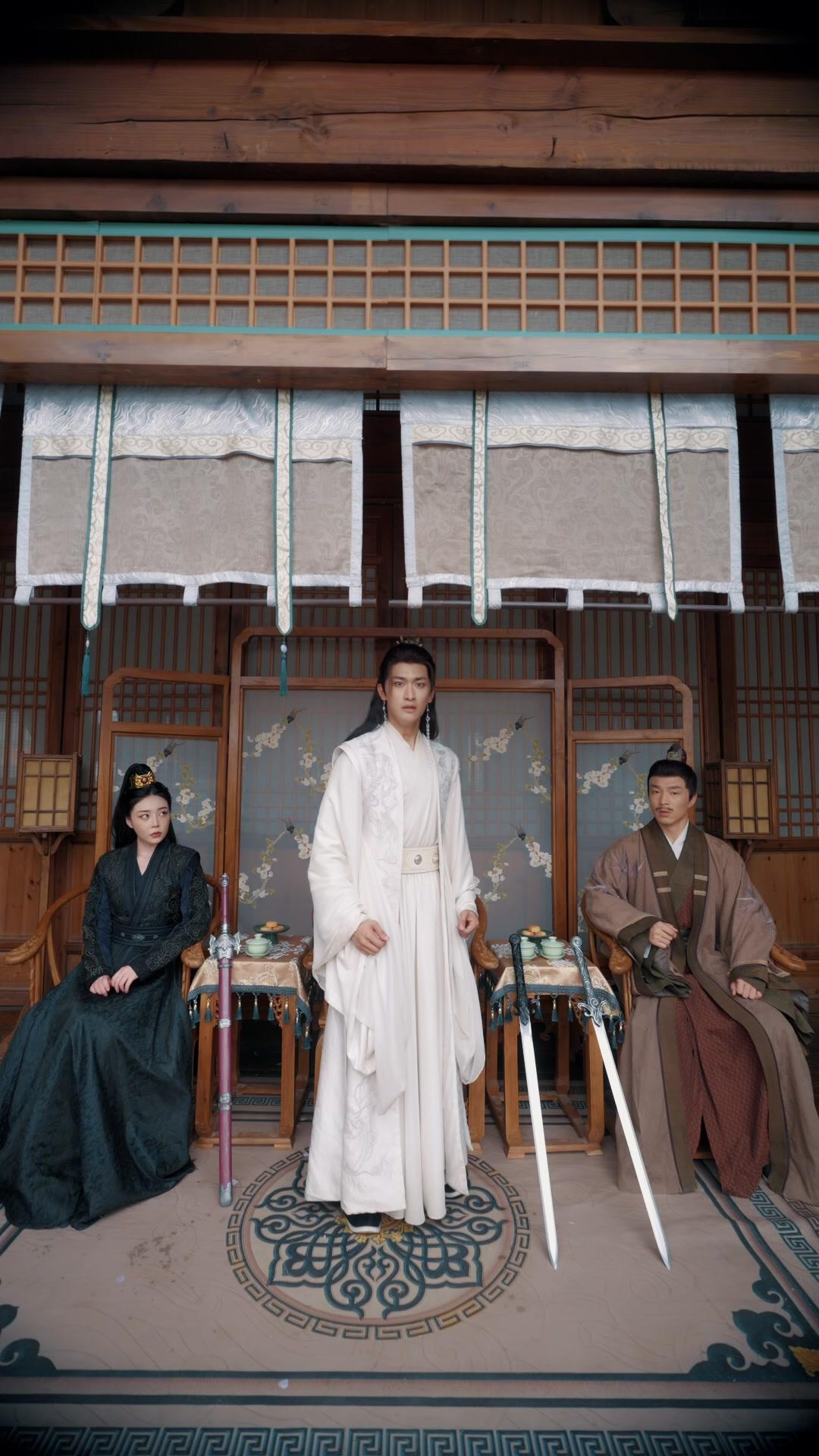 แปดปีใต้เงาสวรรค์