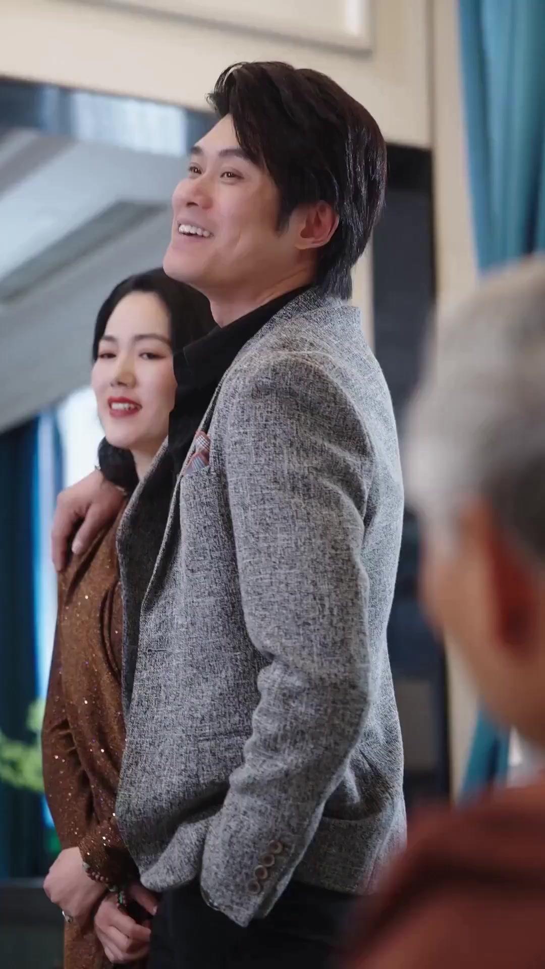  حين أرفع يدي يهتز العالم