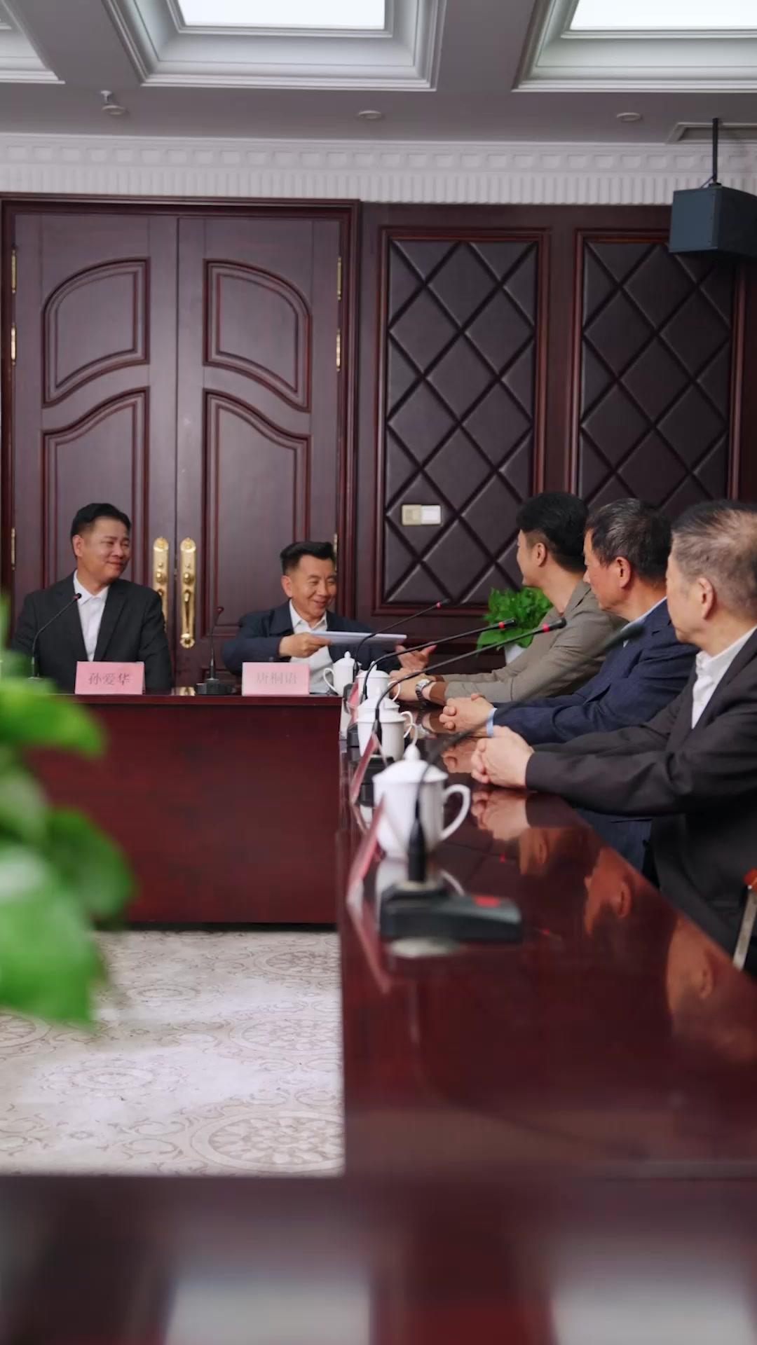 APRÈS LE DIVORCE, IL M'AIME FOLLEMENT