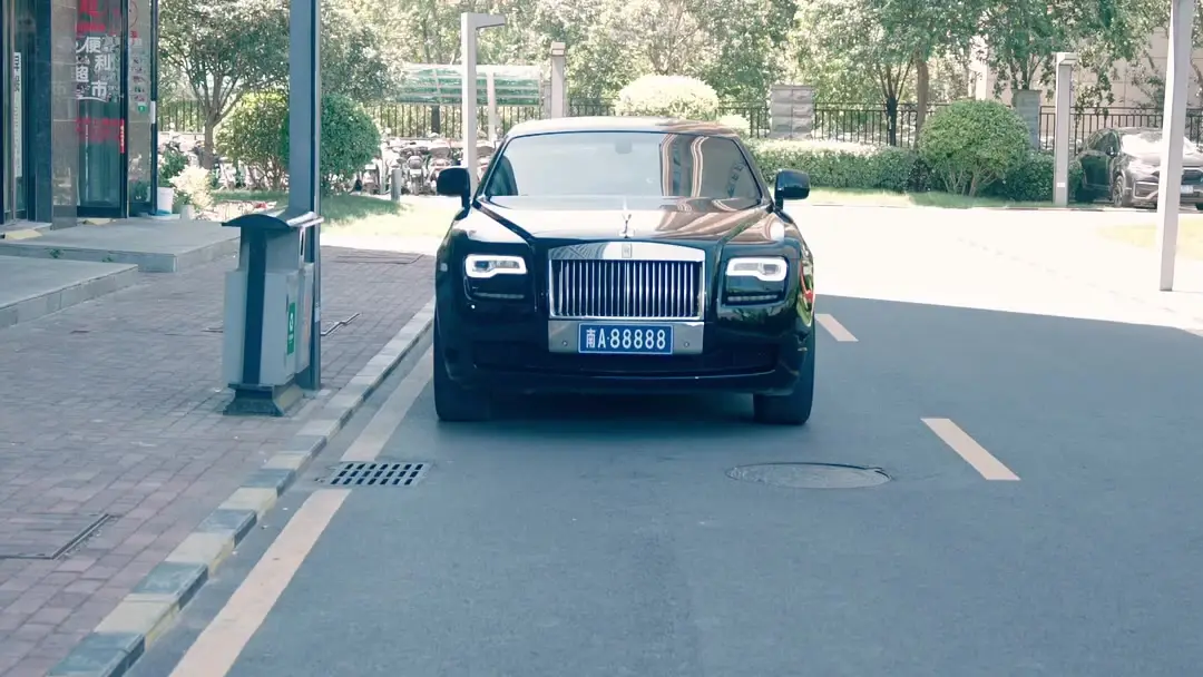 Boss, We Are Married! When the Sleeve Pull Becomes a Lifeline