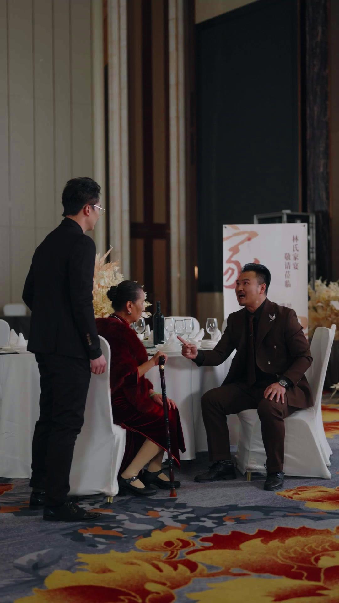 Aile Yemeğinde Masayı Devirdim