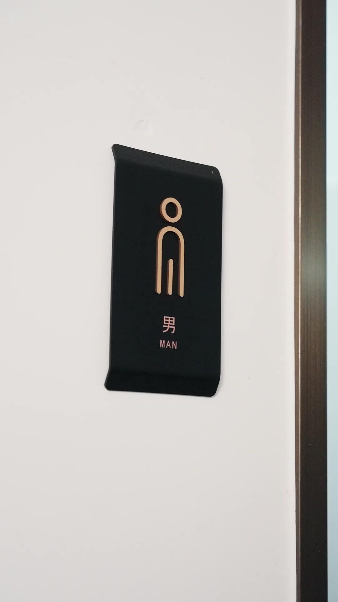 LA BELLE ET LE GARDE