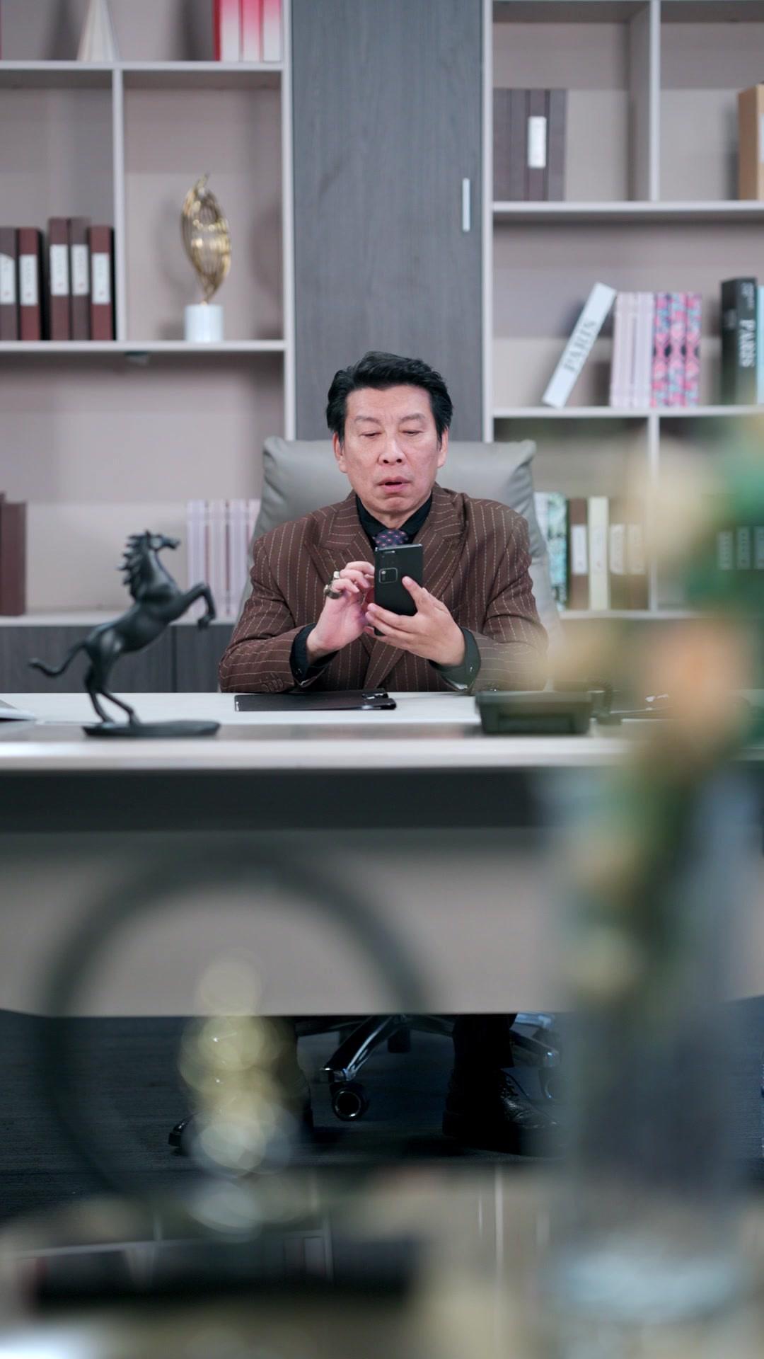 辭君不識枕邊人