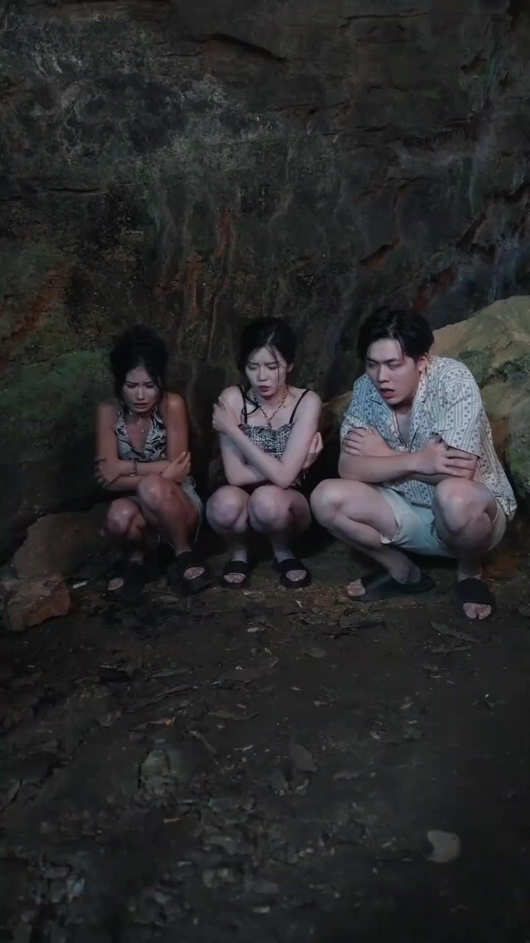 (Dublajlı) Köpekbalığı Adası