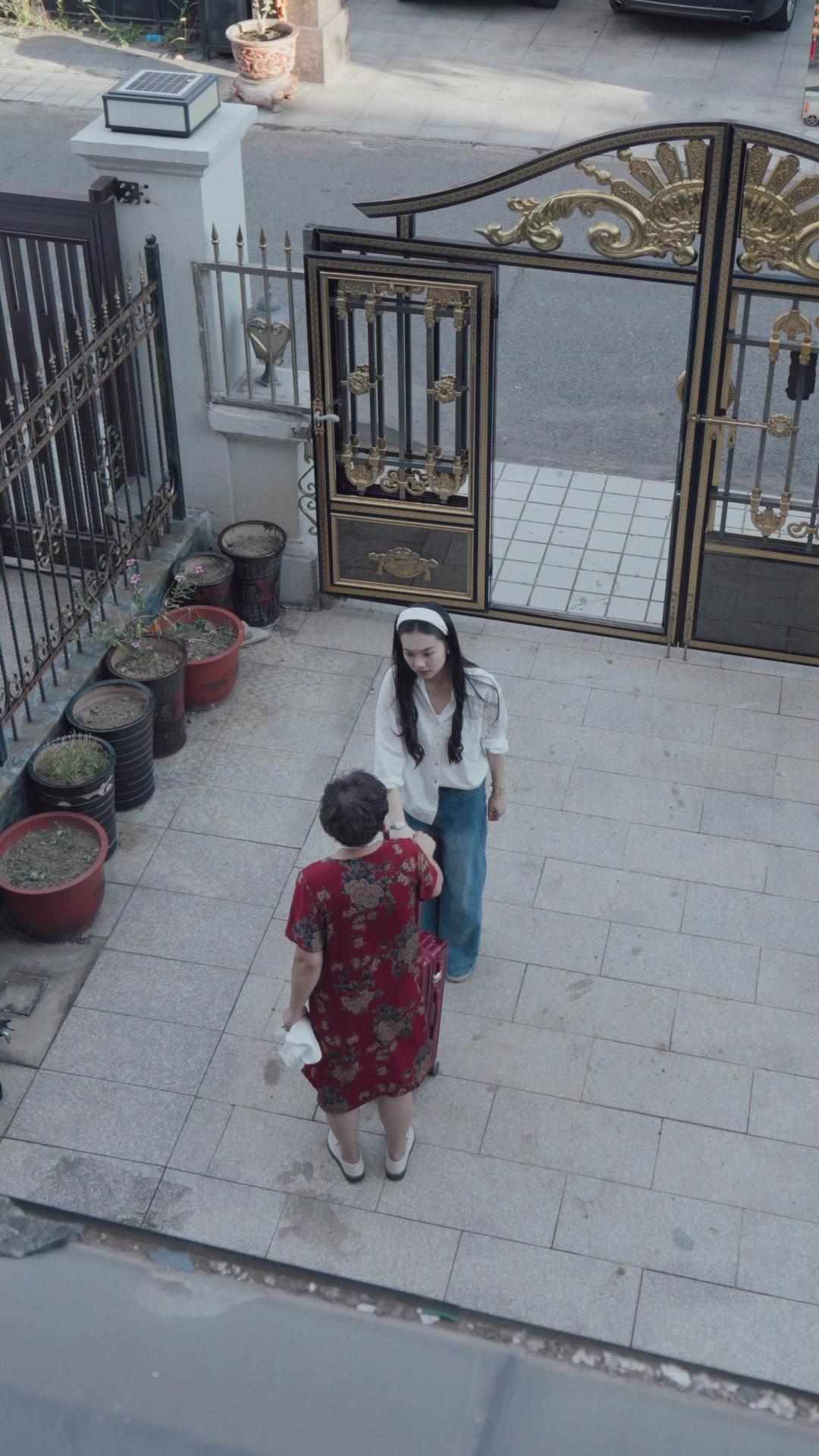 Dolce Cameriera? La Regina della Vendetta!