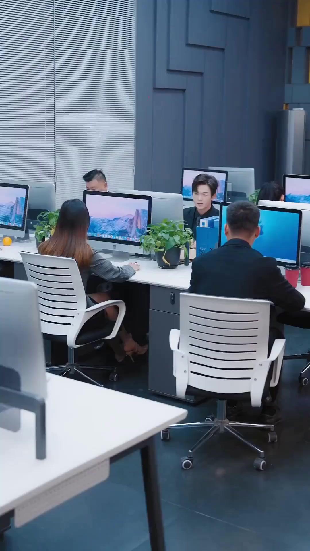 (Lồng tiếng) Không Thể Chạm Tới