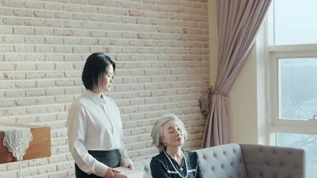 Giấc Mộng Hào Môn: Chiếc Vòng Cổ Và Nụ Hôn Trên Cầu Thang