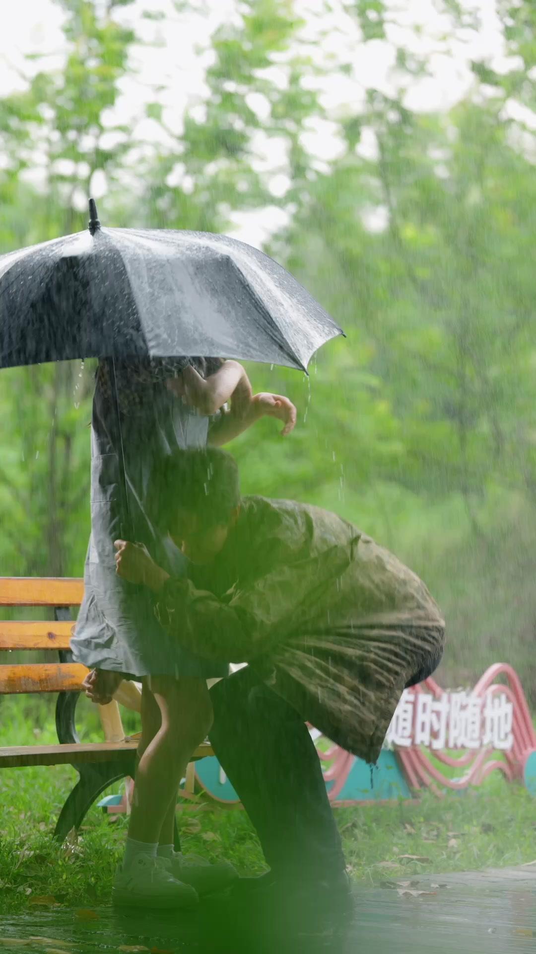 Dalam Pelukannya, Aku Bebas