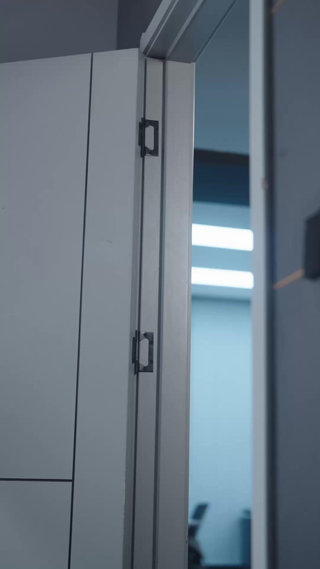 青松之下，玫瑰盛開