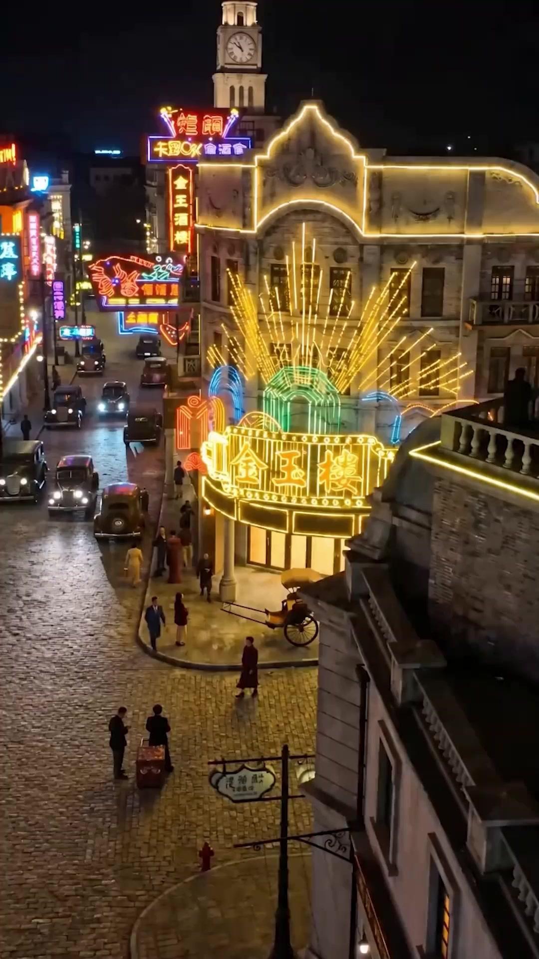 Nàng Đăng Quang Giữa Khói Lửa