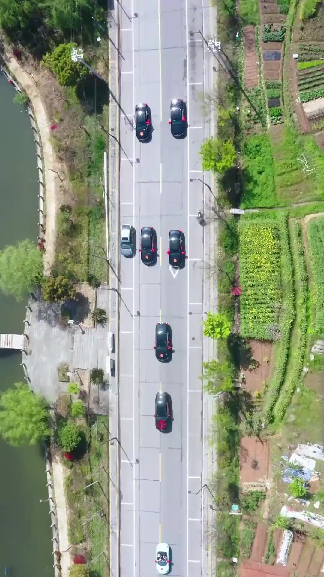 (Synchro) Hundertfach ausgeben, von Schönheiten umgeben