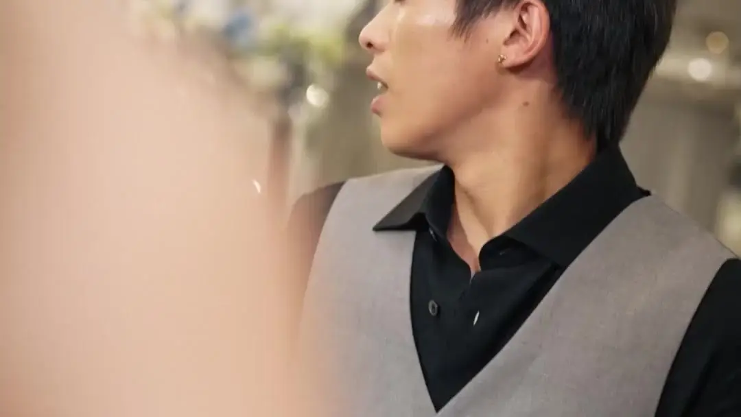 Legend of a Security Guard: The Clipboard That Shattered the Banquet