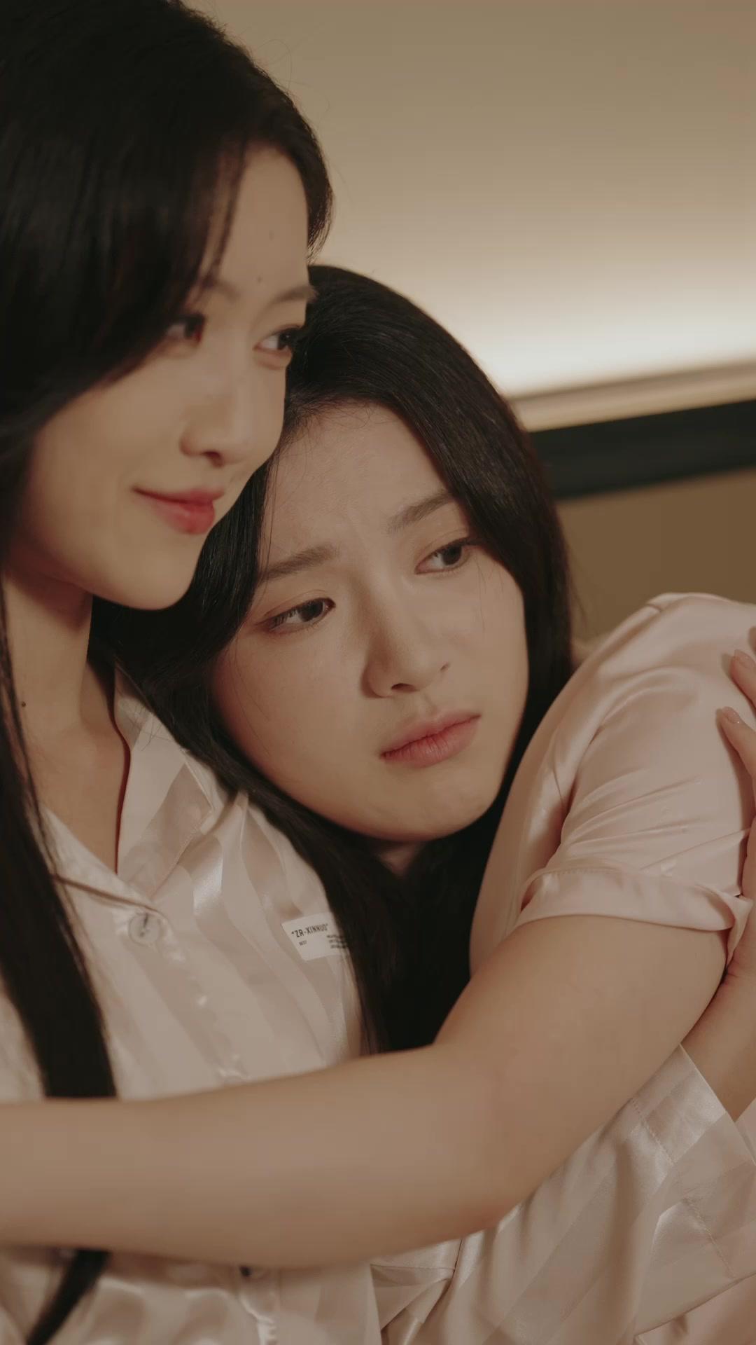 Satu Atap, Dua Kisah Cinta